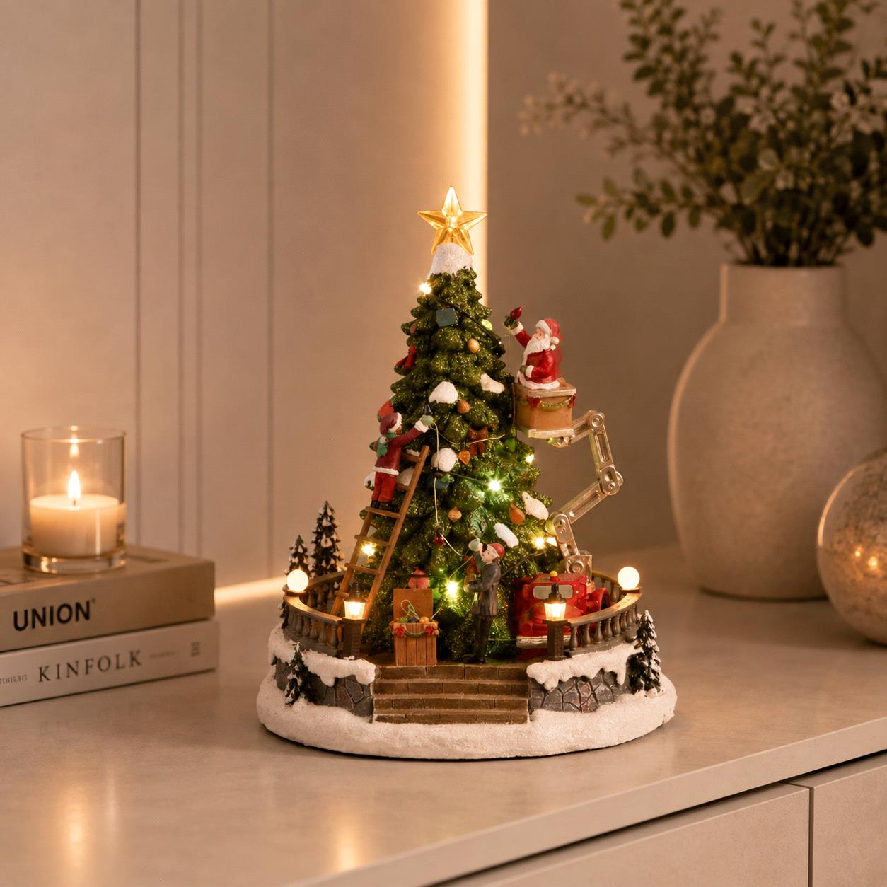 Babbo Natale con albero LED, movimento e musica, 22x27 cm – Bianchi Dino